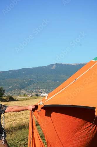 Mac  doine du Nord   Pr  paration de la montgolfi  re dans la campagne de Struga  r  gion d   Ohrid 