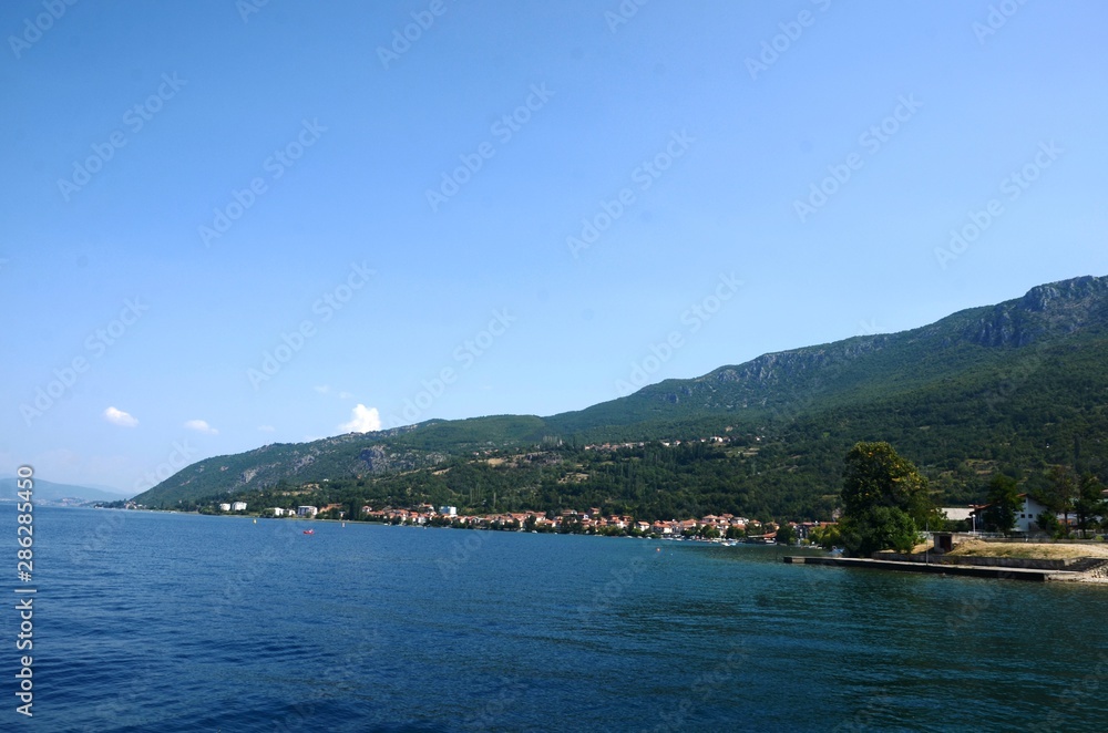 Macédoine du Nord : traversée du Lac Ohrid de Lagadin vers le Monastère de Saint-Nahum Macédoine du Nord : traversée du Lac Ohrid de Lagadin vers le Monastère de Saint-Nahum