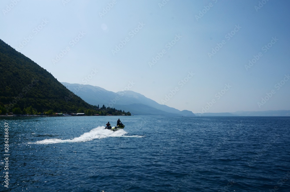 Obraz premium Macédoine du Nord : traversée du Lac Ohrid de Lagadin vers le Monastère de Saint-Nahum