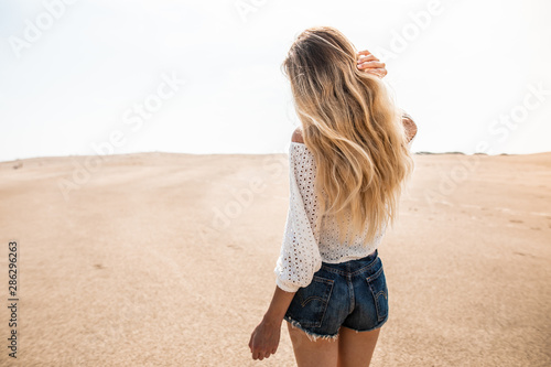 Cuadro en lienzo Blonde woman in desert sanddunes of skagen denmark