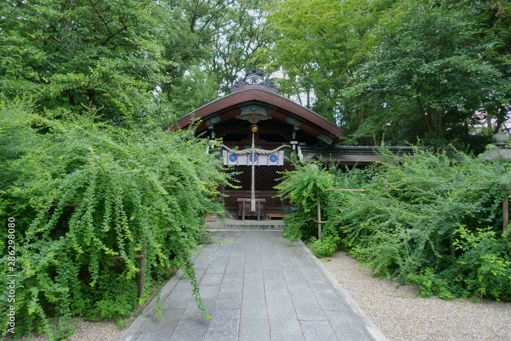 京都、梨木神社の本殿と緑美しい景観