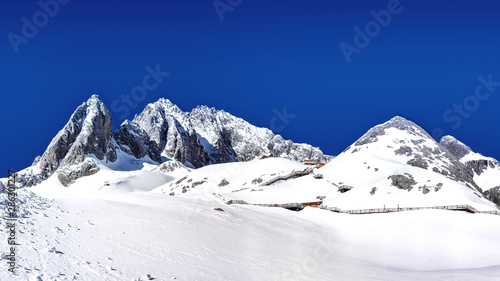 Sunny day on JaSunny day on Jade dragon snow mountain of Yunan Kunming, Chinade dragon snow mountain of Yunan Kunming, Chianese