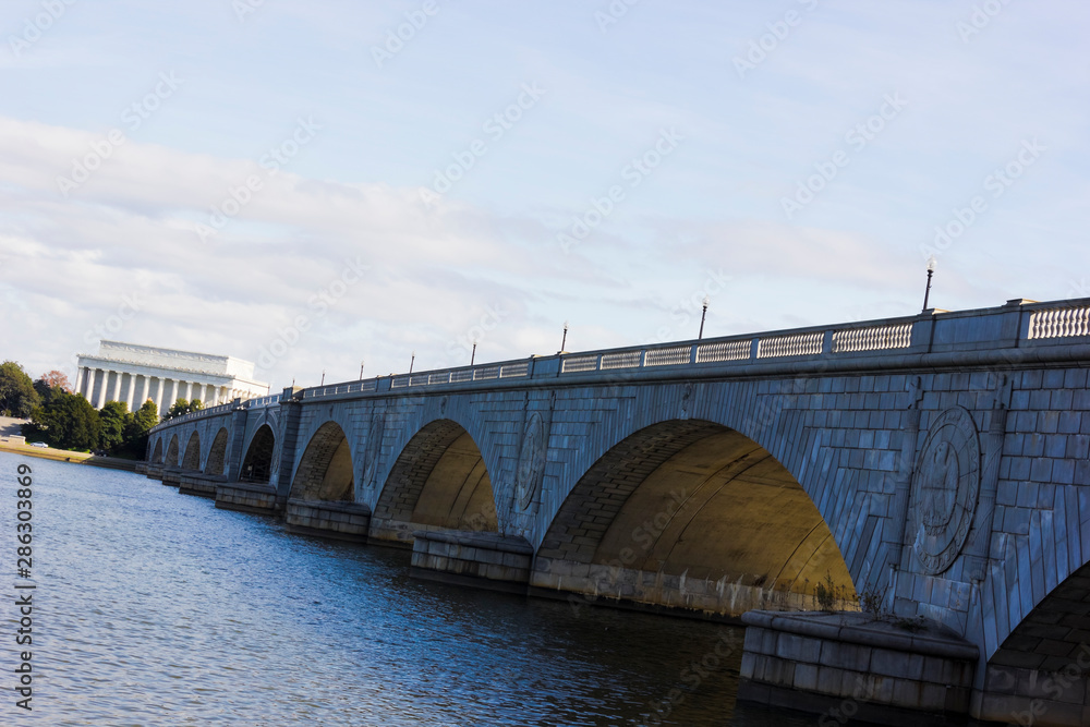 Naklejka premium View of the ceremonial Arlington Memorial Bridge spanning the Potomac River with the Abraham Lincoln Memorial behind