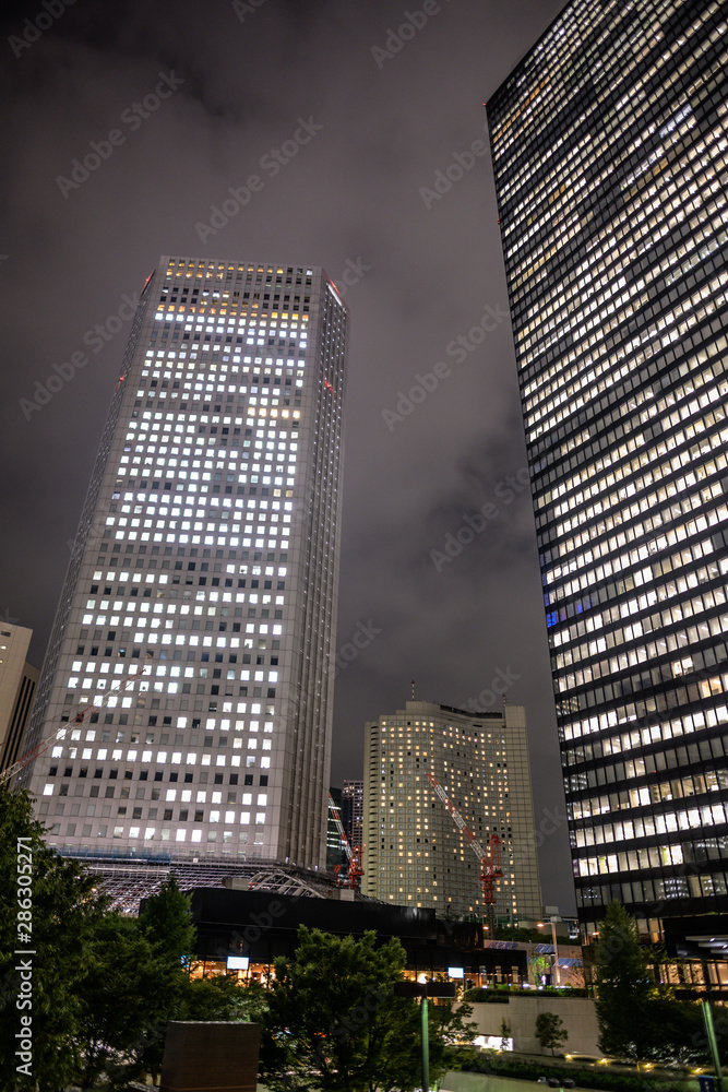 新宿の高層ビル群、都会の夜の風景