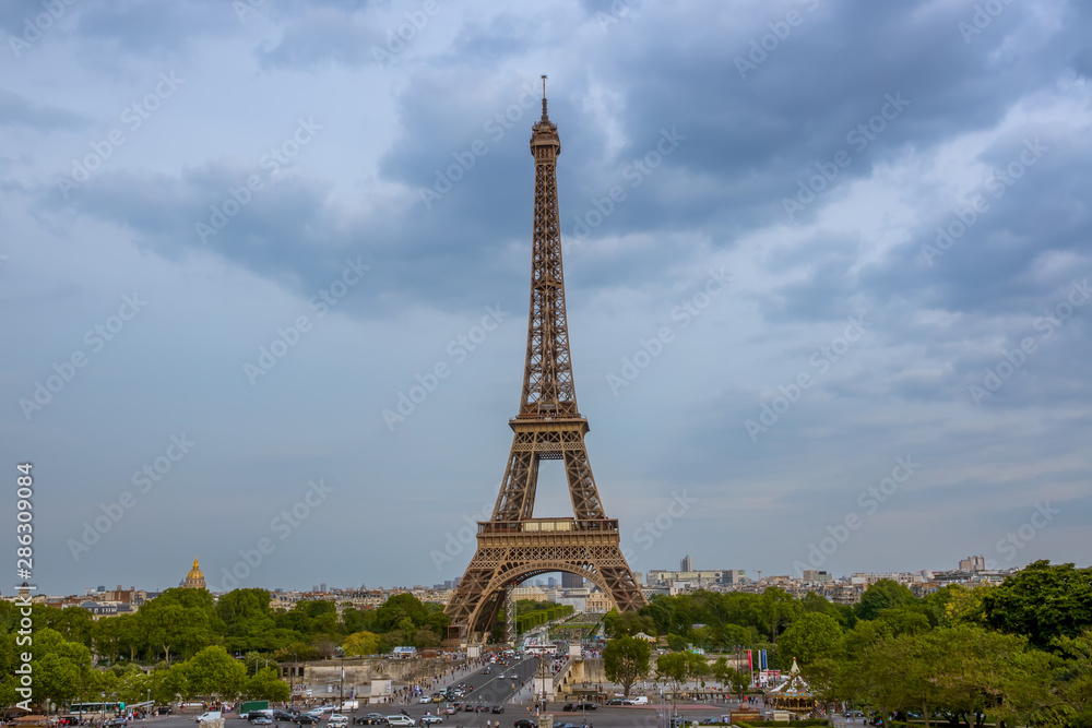 Fototapeta premium Evening Clouds over the Eiffel Tower