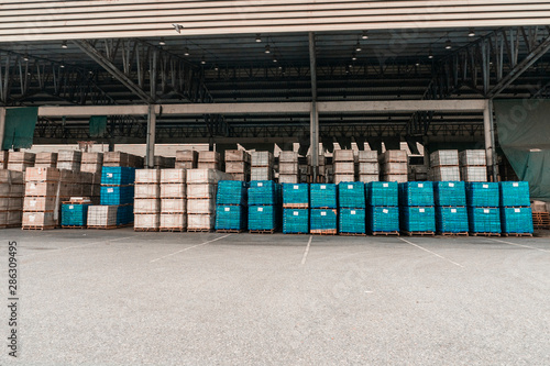Foto outdoor warehouse full of cargo.
