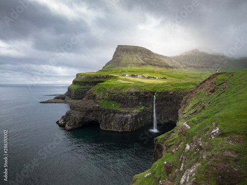 Cascade de Mulafossur au village de Gasadalur aux îles féroé photo