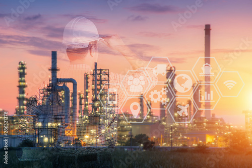 Foto Industrial view Oil refinery and oil tanks plant during at twilight