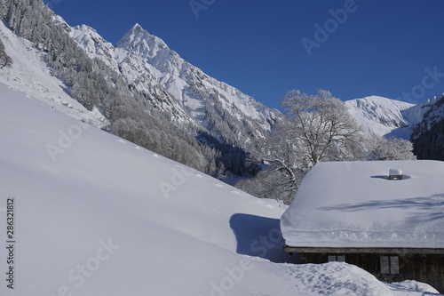 Berghütte im Winter bei viel Schnee in den Alpen