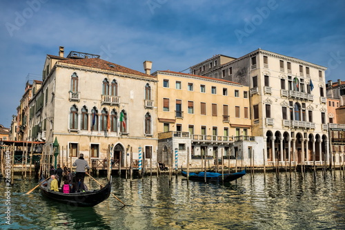 gondel vor dem palazzo michiel dalle colonne am canal grande in venedig, italien