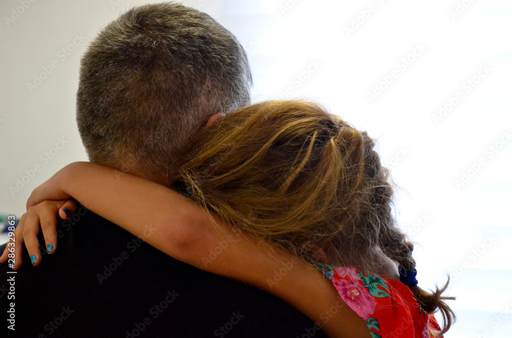 Naklejka premium Father and daughter hugging tenderly