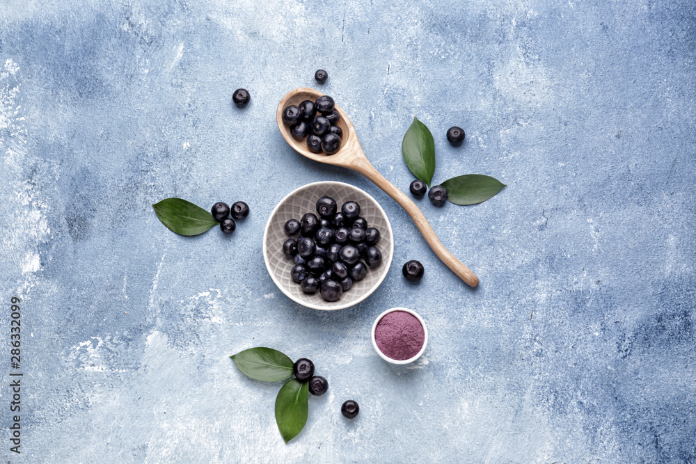 Acai berries with powder on color background - obrazy, fototapety, plakaty 