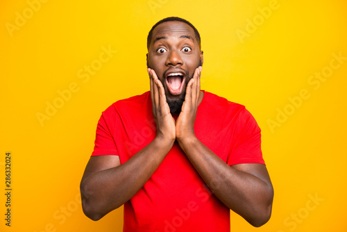 Foto Photo of excited ecstatic rejoicing overjoyed black man admiring something adori