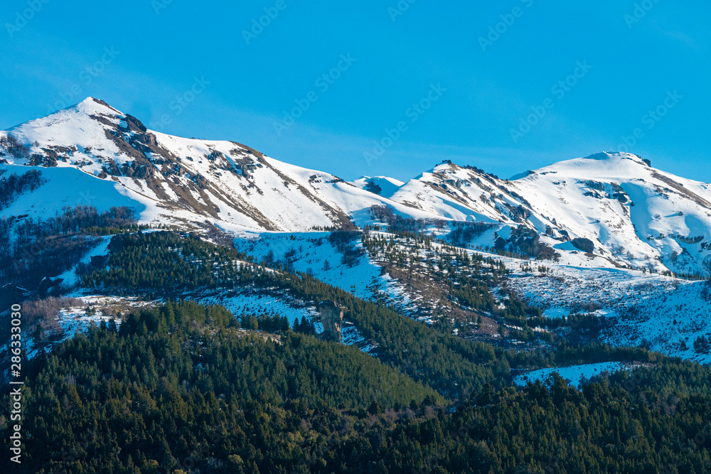 Villa Meliquina, provincia de Neuquen, Patagonia Argentina. Bosques, montañas nevadas y cielos azules y puros  ofrecen paisajes de ensueño en el sur de la Argentina