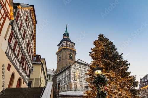 Backnang Stadtturm mit Weihnachtsbaum, Schnee und Laterne
