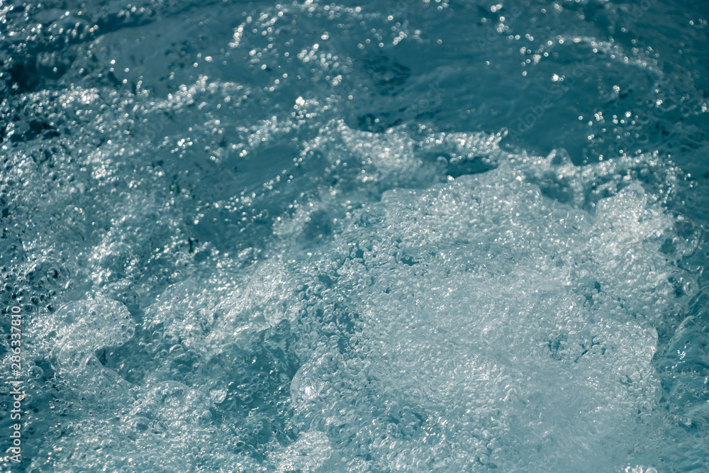 Plan rapproché sur les gouttelettes d'eau de l'écume de la mer dans le ressac des vagues Plan rapproché sur les gouttelettes d'eau de l'écume de la mer dans le ressac des vagues