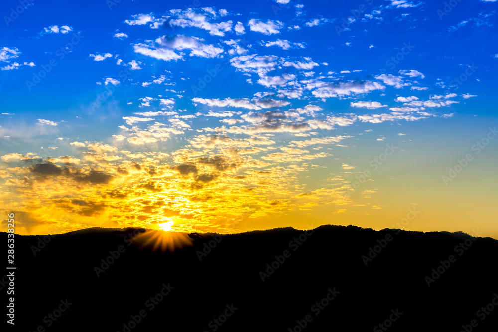 Fototapeta premium Sunburst on Horizon at Sunset