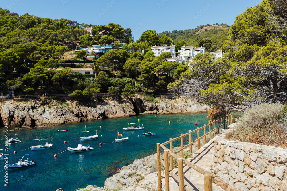Naklejka premium Panorama na wybrzeżu Begur (Cala Sa Tuna) w prowincji Girona, Katalonia, Hiszpania. Cel podróży w wakacje