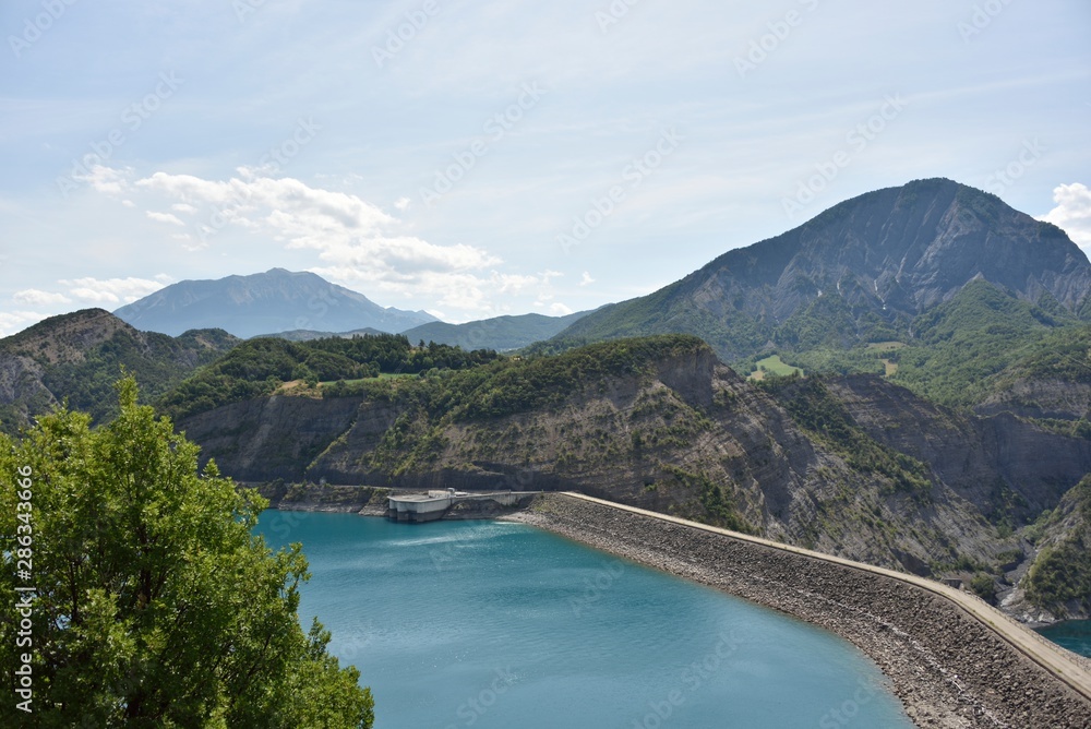 Lac et barrage de Serre-Ponçon (Hautes-Alpes)