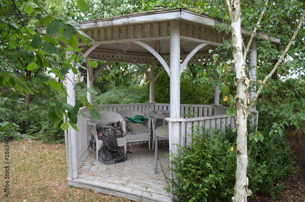 Fototapeta premium Zaniedbana, opuszczona altana ogrodowa, pergola