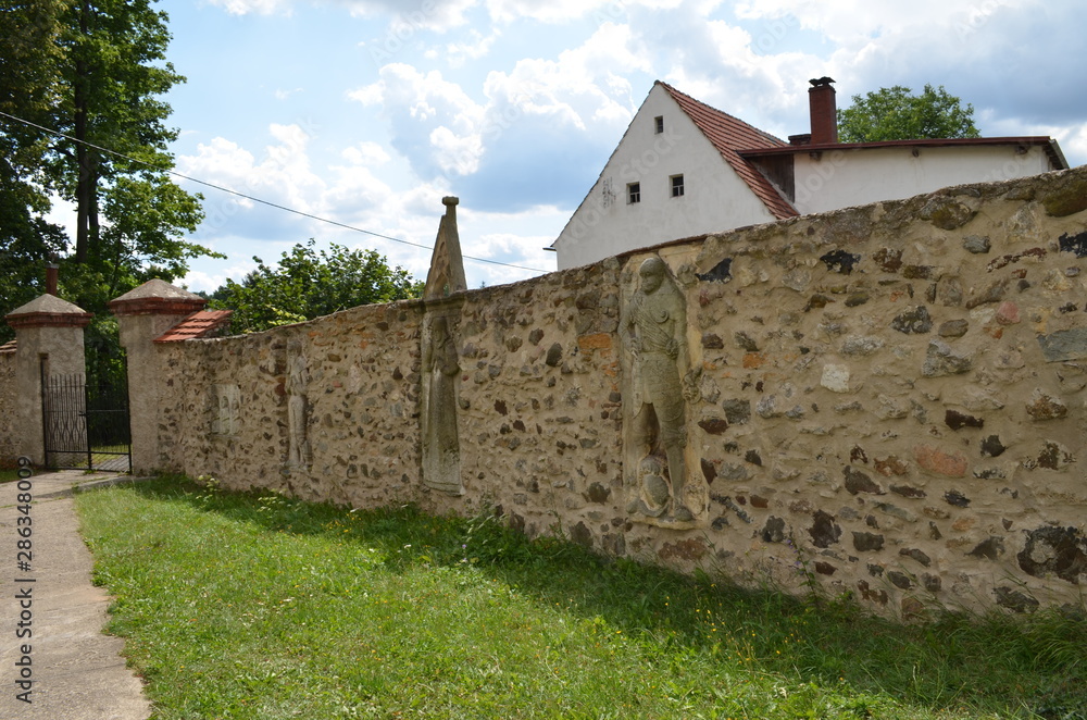 Mury kamienne wokól kościoła we wsi Lipa, powiat jaworski, Polska