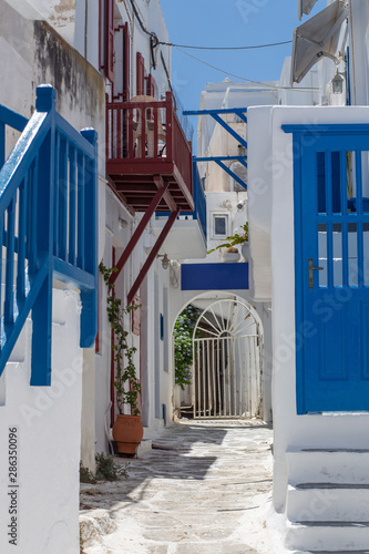 Fototapeta Naklejka Na Ścianę i Meble -  white and blue streets in Mykonos, Greece