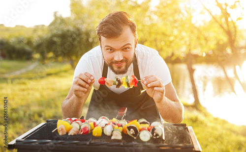 Billede på lærred Bearded chef with shashlik