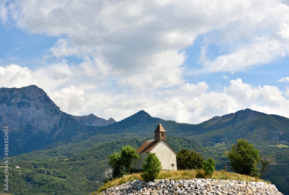 Chapelle-Saint-Michel et Lac de Serre-Ponçon (Hautes-Alpes) Chapelle-Saint-Michel et Lac de Serre-Ponçon (Hautes-Alpes)