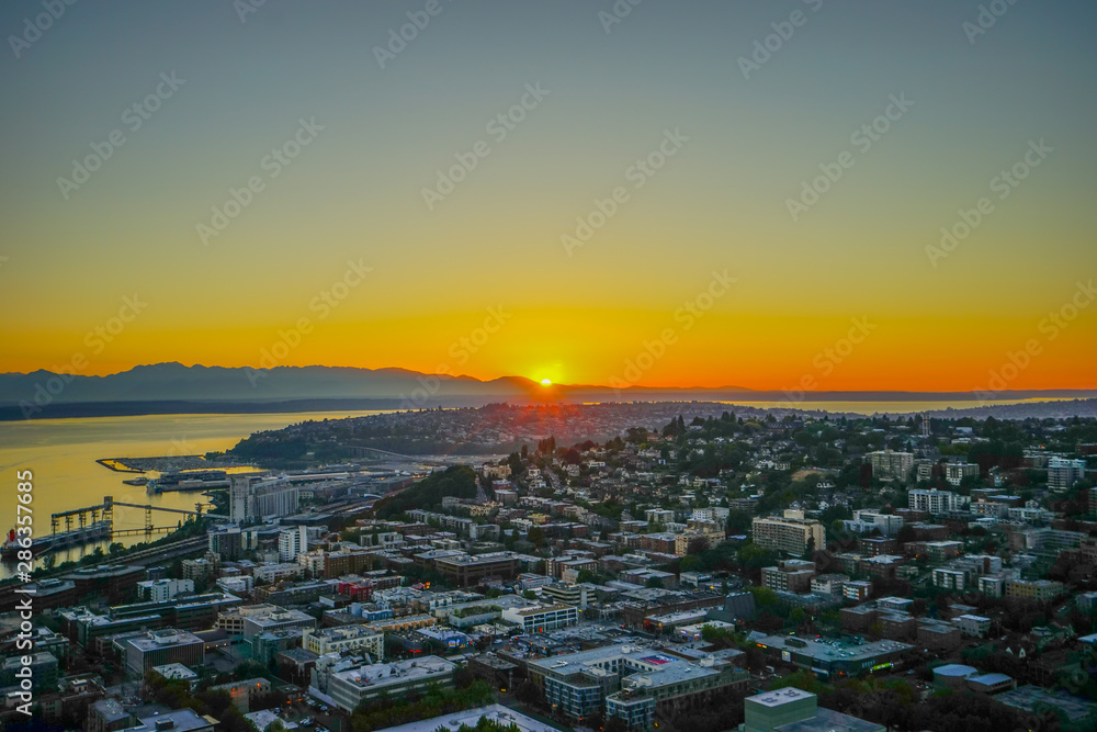 Obraz premium Beautiful sun set in waterfront downtown of Seattle, in Washington State 