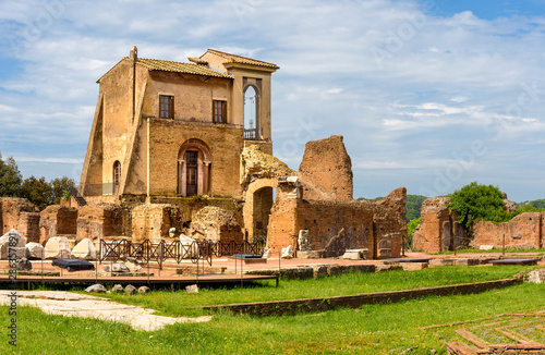 Tableau sur toile View to ancient Flavian Palace - Domus Flavia- on Palatine hill, Rome, Italy