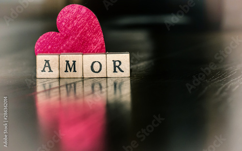 Imagen de amor para el 14 de febrero con corazón rojo y un mensaje de amor photo