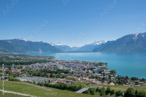 Valokuva View on vineyards, Lausanne town, Lake Geneva and Alps Mountains in Switzerland