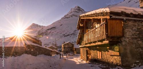 Vieux chalet et couché de soleil