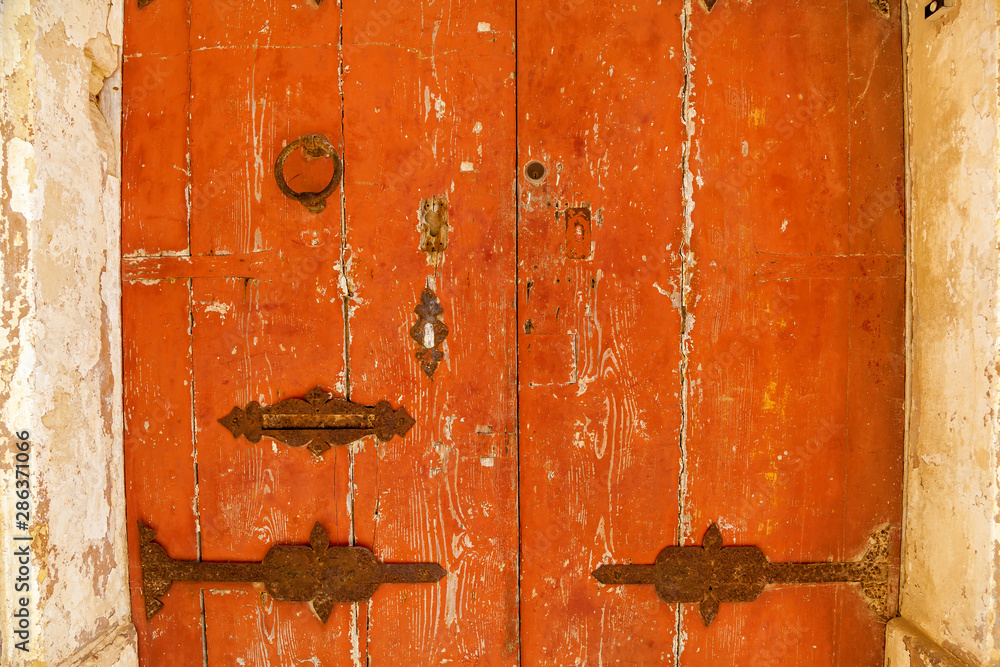 texture of wooden doors in Malta