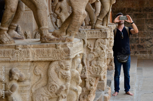 Canvas Print Man inside a temple taking photos with his cell phone