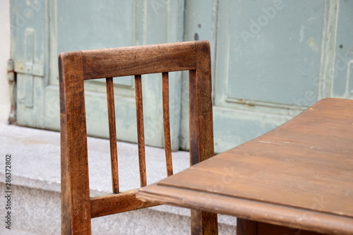 Alter Holzstuhl im Retrostil vor einem alten Gasthaus