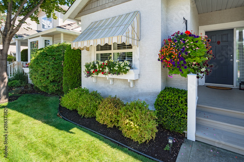 Fotografia Window and main entrance of residential house with door steps on sunny day
