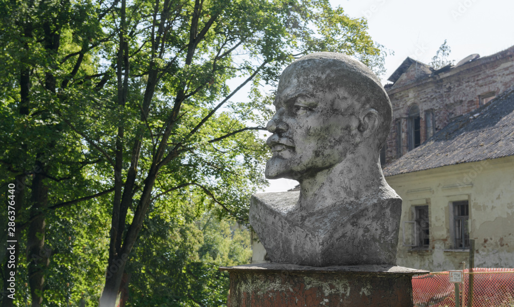 The Trembitsky estate in the village of Internatsionalny was founded by Vincent Trembitsky in the 18th – 19th centuries. The manor is destroyed. The bust of Lenin has survived. Large manor house.