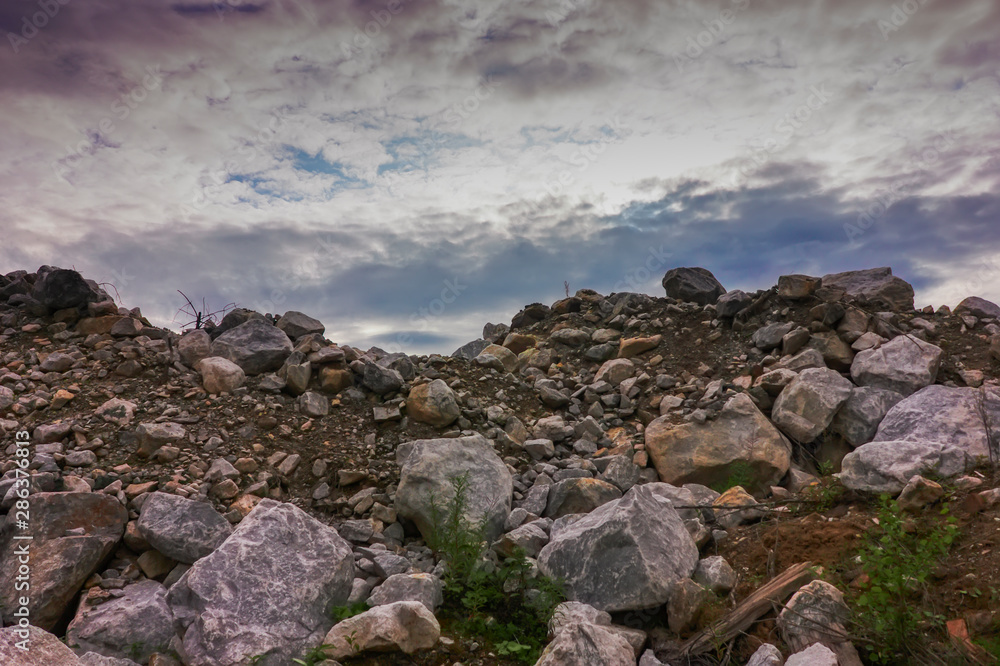 Obraz premium Evening landscape sunset in the mountains in early autumn.