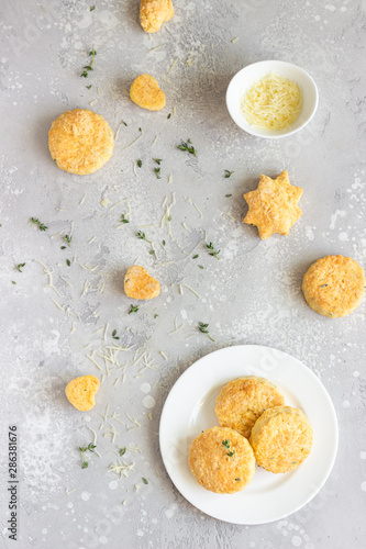 Photos Savory scones or cookies with cheese and thyme on a white ceramic plate