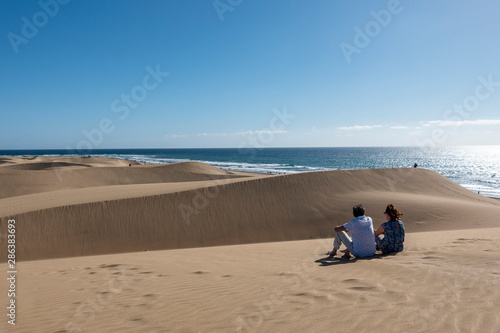 Coppia di innamorati sulla duna nel deserto photo