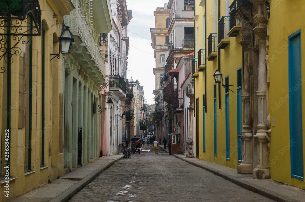 Fototapeta premium Colorful street at Havana, Cuba