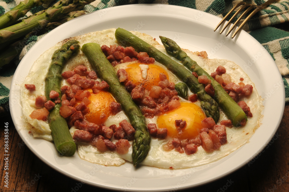 Uova fritte con asparagi e pancetta ft8105_7463 Fried eggs Uova fritte con asparagi e pancetta ft8105_7463 Fried eggs