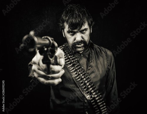 Foto Old west cowboy outlaw with a bandolier of bullets and a revolver pistol handgun
