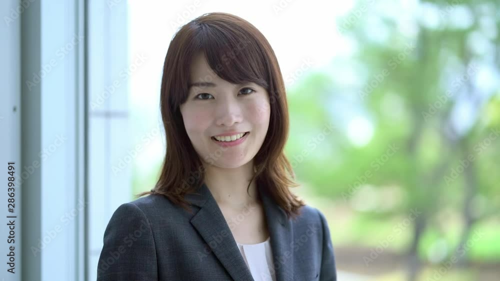 ビジネスウーマン　笑顔