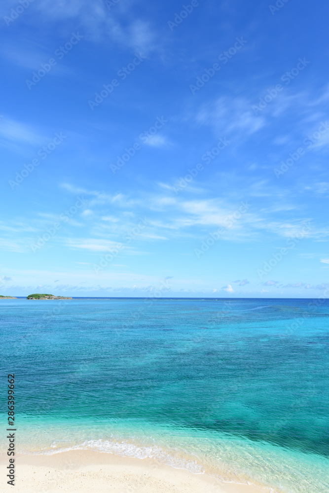 美しい沖縄の青い海