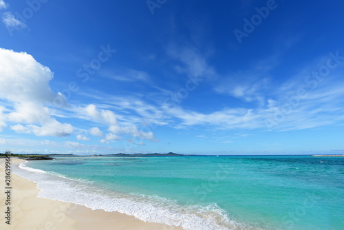 美しい沖縄の青い海