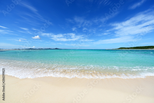Fototapeta Naklejka Na Ścianę i Meble -  美しい沖縄の青い海