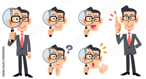 虫眼鏡で調査する眼鏡をかけたビジネスマンの全身と表情のセット