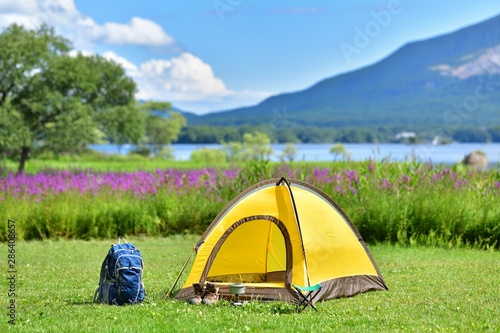 夏の高原・湖畔のキャンプ